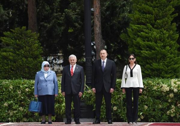 В Баку состоялась церемония официальной встречи премьер-министра Турции  (Фото-Добавлено)