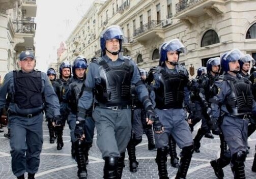 Полицейский спецназ окружил Посольство России в Баку