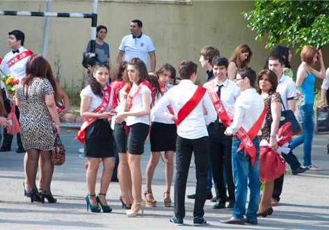 Полиция берет под контроль школы Баку - в связи с «последним звонком»