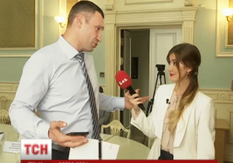 Кличко поцеловал журналистку в ответ на вопрос о своей жене (Фото-Видео)