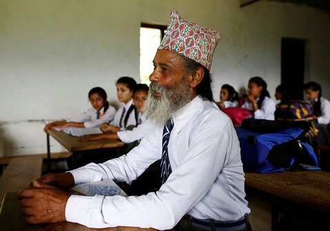 Непальский пенсионер пошел в школу (Фото)
