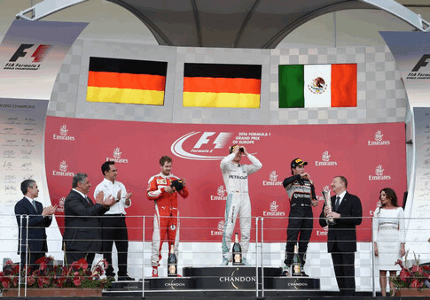 Президент Азербайджана вручил кубок победителю Гран-при Европы «Формула-1» (Фото)