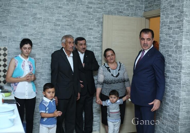  Семья погибшего в Карабахе азербайджанского офицера получила ключи от новой квартиры (Фото) 