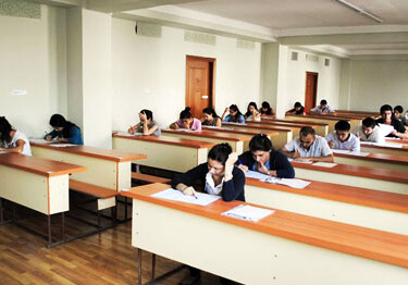 Выпускники IX и XI классов азербайджанских школ сдают выпускной экзамен