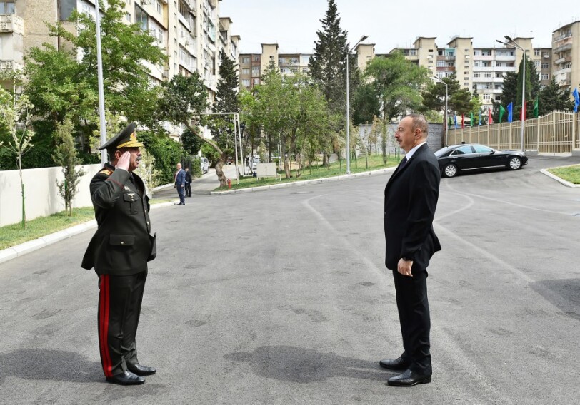 Ильхам Алиев ознакомился с условиями, созданными в здании, построенном для военнослужащих (Фото-Обновлено)