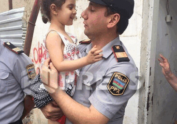 В Баку сотрудники полиции спасли ребенка из горящего дома (Фото)