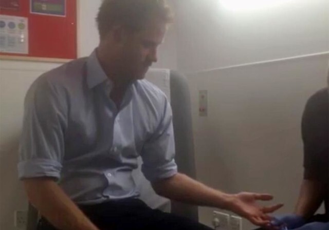 В Британии принц Гарри сдал экспресс-тест на ВИЧ в прямом эфире (Видео)