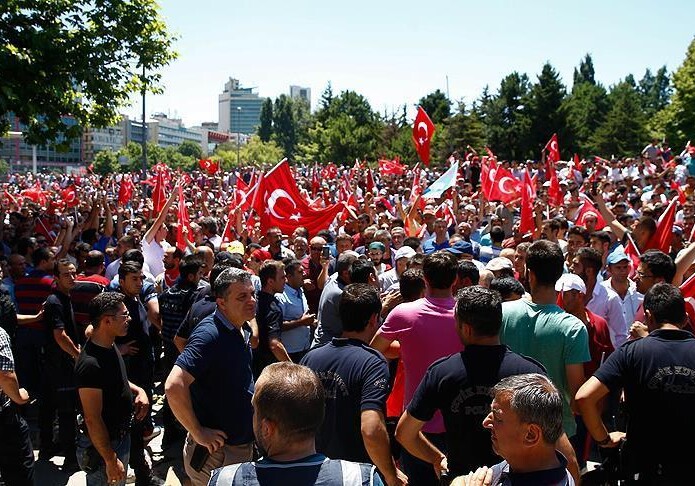 Жители Турции стекаются в Анкару на акции в поддержку демократии