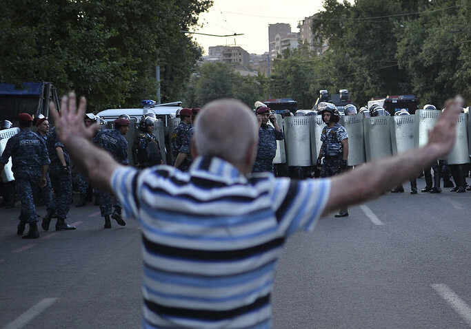 Группа оппозиционеров захватила полк полиции в Ереване и требует отставки властей Армении
