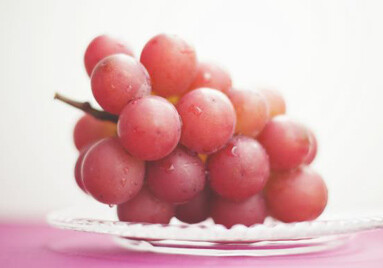 Гроздь рубинового винограда продана на аукционе за $11000