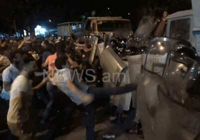 В Ереване произошли столкновения участников акции протеста с полицией (Фото)