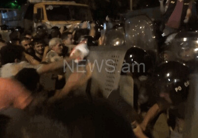 В результате столкновений полиции и протестующих в Ереване за медпомощью обратился 51 человек