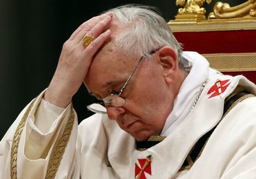 Папа Римский упал перед началом мессы (Видео)