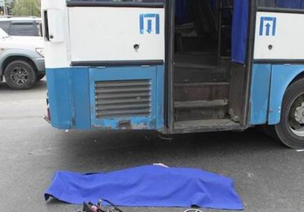 В Баку скончалась выпавшая из автобуса женщина