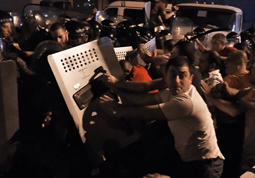 В Ереване произошли столкновения протестующих с полицией (Обновлено)
