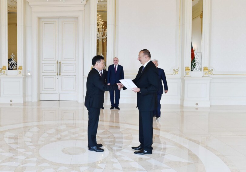 Ильхам Алиев принял верительные грамоты новоназначенного посла Китая в Азербайджане