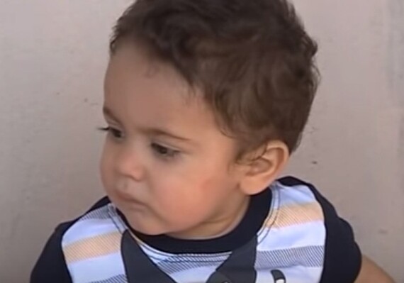 В Баку мать оставила ребенка соседям и не вернулась (Видео)
