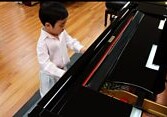 Пятилетний вундеркинд играет на фортепиано (Видео)