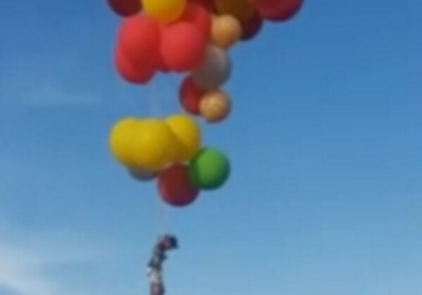 Школьник поднялся в небо на 200 воздушных шарах (Видео)
