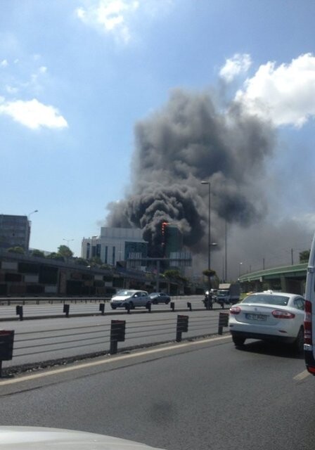 В Стамбуле горит один из крупных бизнес-центров (Фото-Видео-Обновлено)