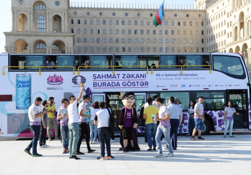 «Шахматные» автобусы на улицах столицы (Фото)