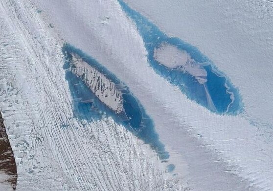 Ученые встревожены появлением тысяч голубых озер в Антарктиде