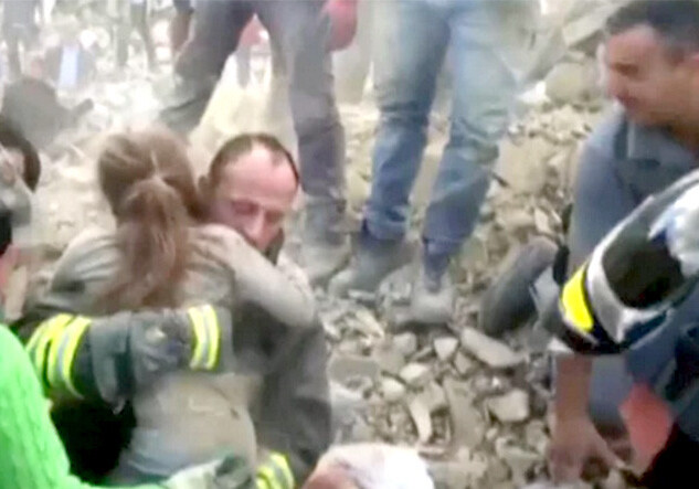 В Италии спасли находившуюся под завалами 17 часов девочку