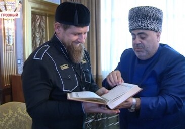 Рамзан Кадыров получил Священный Коран от Аллахшукюра Пашазаде 