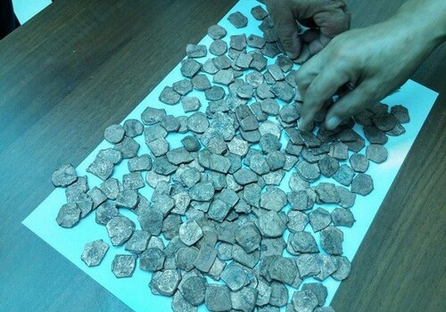 В Джалилабаде обнаружен клад монет, относящихся к XII веку (Фото)