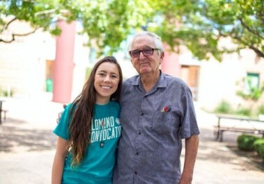 Техасец в 82 года поступил в один колледж с внучкой