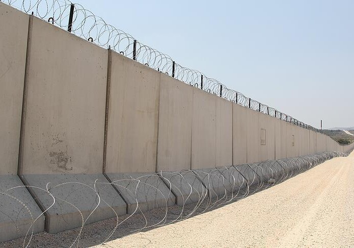 Турция продолжает строительство стены на границе с Сирией