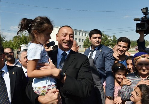 Президент Азербайджана встретился с жителями города Худат (Фото)