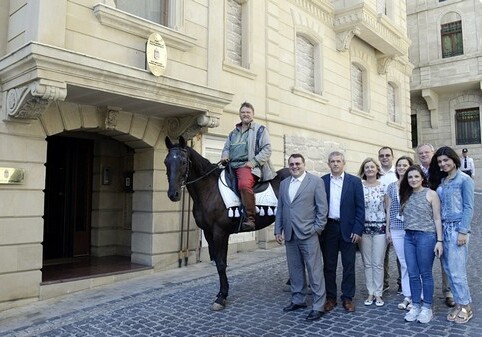 «Шелковый путь верхом на лошади»: в Баку встретили путешественника (Фото)