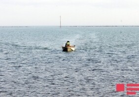 На Каспии перевернулась лодка перевозившая нефтяников, 1 человек утонул