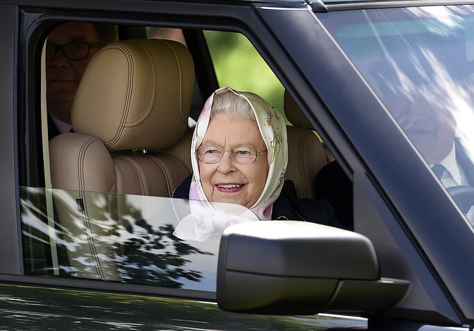 90-летняя британская королева вновь села за руль