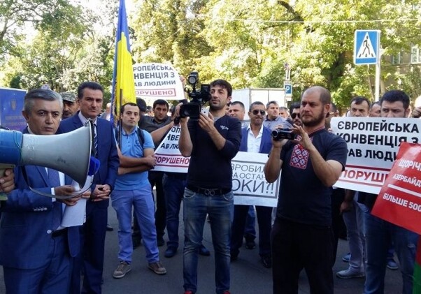Азербайджанцы проводят акцию протеста перед зданием МВД Украины (Обновлено)