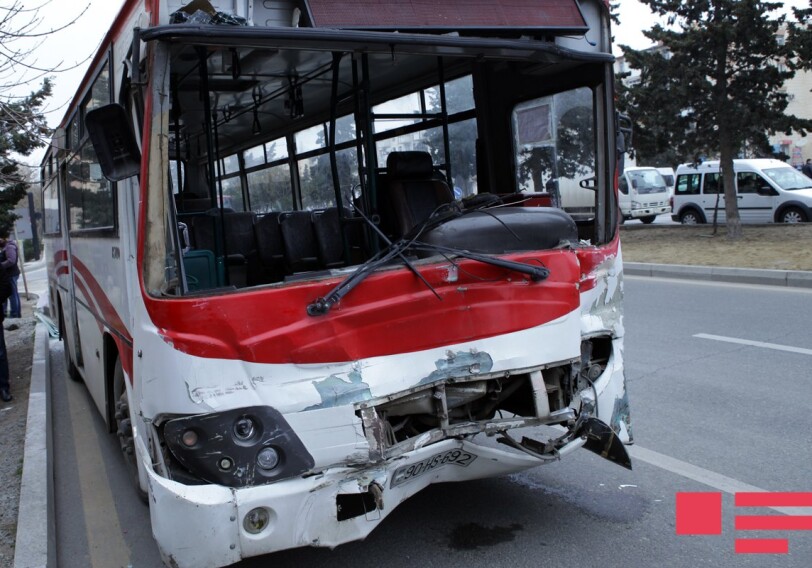 В Баку автобус столкнулся с легковушкой, погиб человек