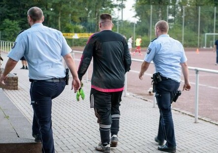 Полиция Германии арестовала голкипера после поражения его команды со счетом 0:43