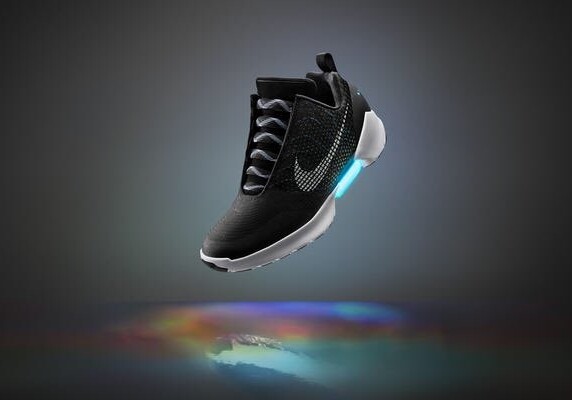 Nike объявила дату выхода кроссовок с автоматической шнуровкой (Видео)