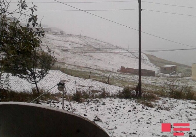 В селе Хыналыг Губинского района выпал снег (Фото)