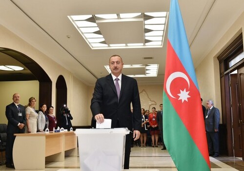 Президент Азербайджана проголосовал на референдуме (Фото)