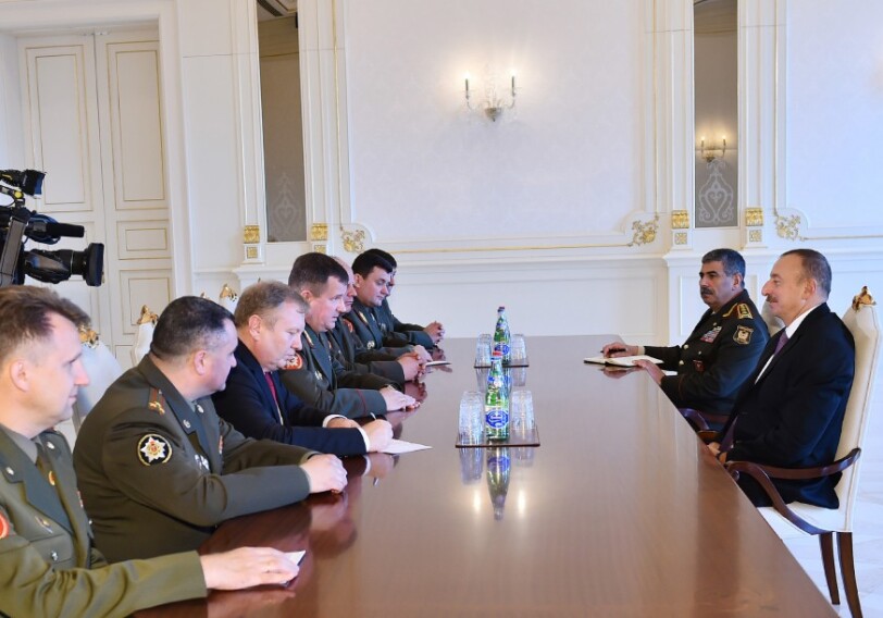 Президент Азербайджана принял министра обороны Беларуси