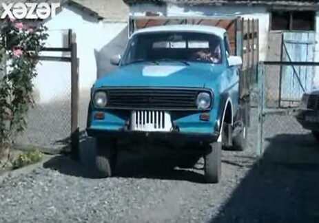 В Азербайджане мужчина собрал огромный пикап из трех автомобилей (Видео)
