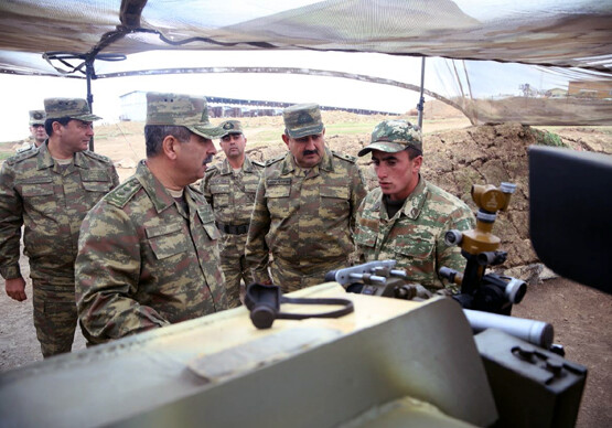 Министр обороны Азербайджана проверил боеготовность артиллеристов на передовой