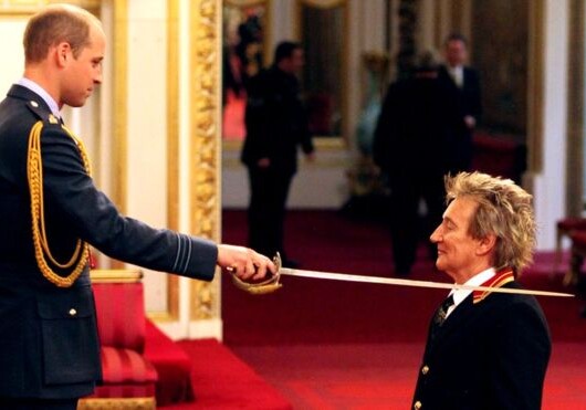 Британский певец Род Стюарт посвящен в рыцари