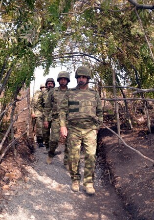 Министр обороны Азербайджана посетил прифронтовые воинские части (Фото)