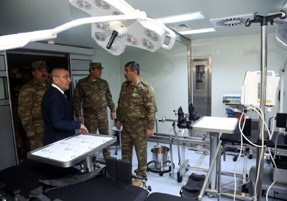 Министр обороны посетил мобильный полевой госпиталь в прифронтовой зоне (Фото)