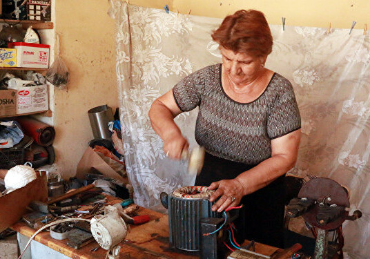 Мастер по ремонту электрооборудования стала «мамой пенсионеров» Евлаха 