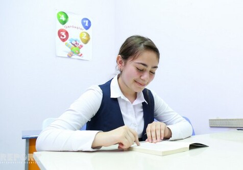 Школьница из Азербайджана обновила мировой рекорд по скорости чтения (Видео)