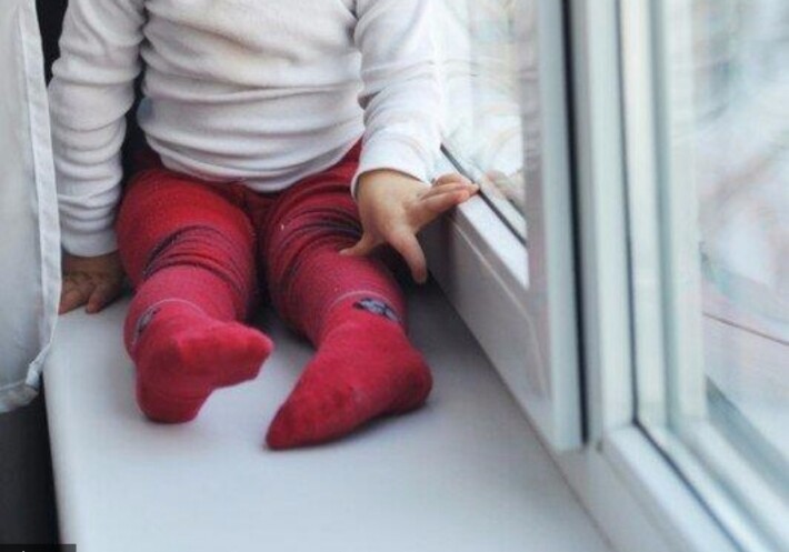 В Баку двухлетний мальчик выпал с балкона